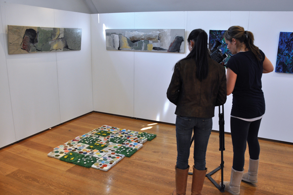 Regionalfernsehen Landshut filmt Anita Trenners Werk in der Ausstellung „Artists@work“