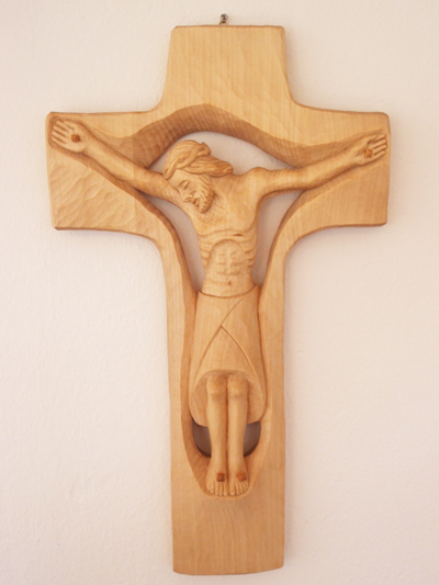 Kreuz geschnitzt